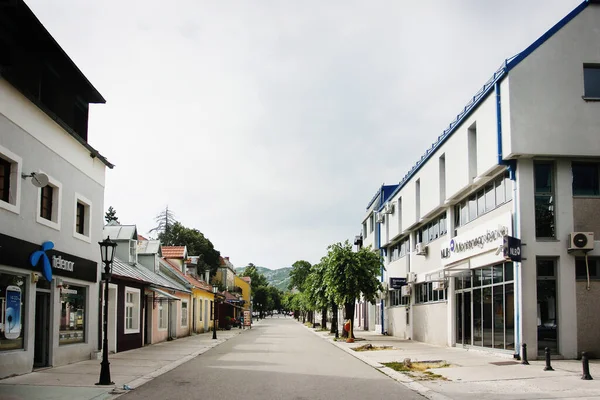 CETINJE, MONTENEGRO - 12 Temmuz 2012: Şehrin aşağısındaki boş merkez cadde