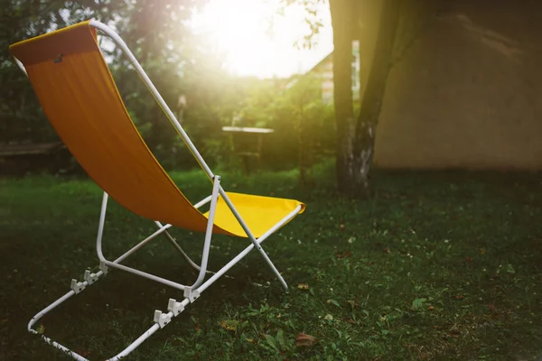 Cadeira Tecido Amarelo Vazio Jardim Verão Descansando Relaxando Conceito Ninguém — Fotografia de Stock