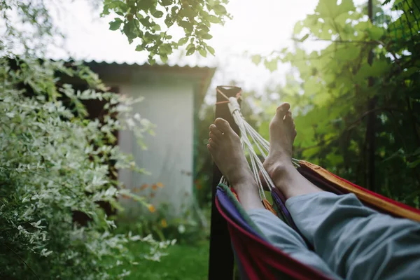 Los Pies Masculinos Primer Plano Hamaca Persona Irreconocible Descanso Del — Foto de Stock