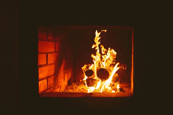 レンガの暖炉の近くで居心地の良い火災 燃焼ログ — ストック写真