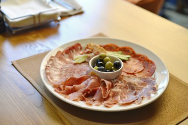 etler bir plaka üzerinde