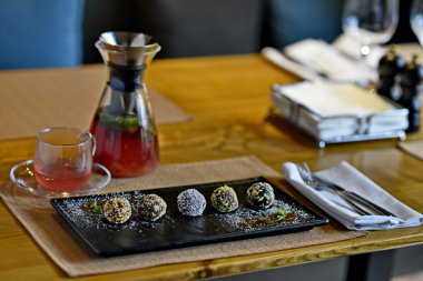 Masanın üzerine el yapımı çikolatalar