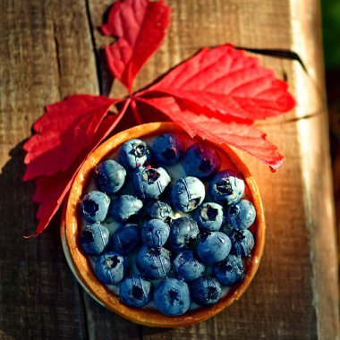 Böğürtlenli tatlı. Yabanmersini tatlıdır. Yabanmersinli kek. Yuvarlak pasta.
