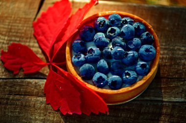 Böğürtlenli tatlı. Yabanmersini tatlıdır. Yabanmersinli kek. Yuvarlak pasta.