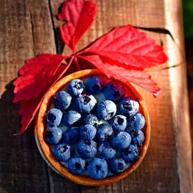 Böğürtlenli tatlı. Yabanmersini tatlıdır. Yabanmersinli kek. Yuvarlak pasta.