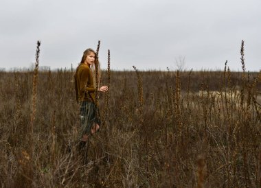 Güzel kız tarlada yürüyor.