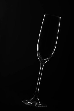 Yokuşta boş bir bardak. Alkolizmi bırak. Siyah boşluk..