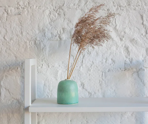 Wheat bouquet in green ceramic vase on white background. Minimal floral composition. Minimal floral composition — Stock Photo, Image