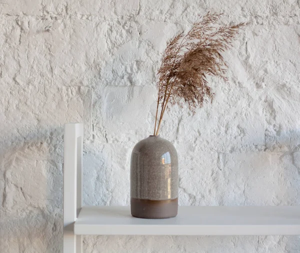 Wheat bouquet in brown ceramic vase on white background. Minimal floral composition. Minimal floral composition — Stock Photo, Image