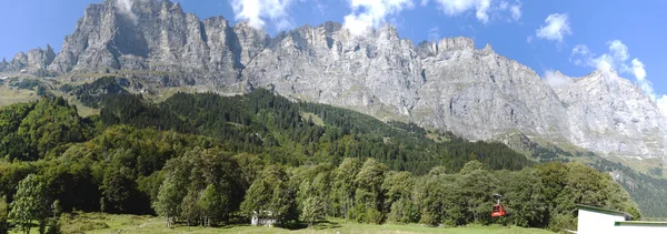 Teleférico Taellibahn que lleva a Dolomitas Gadmen — Foto de Stock