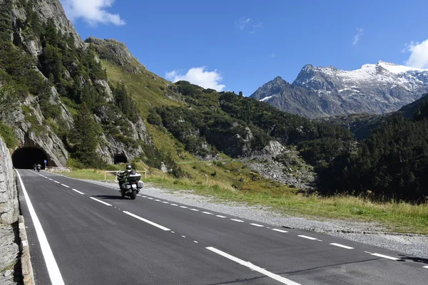 El camino hacia Susten pasa por los Alpes suizos — Foto de Stock