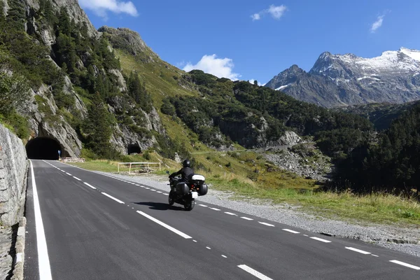 El camino hacia Susten pasa por los Alpes suizos — Foto de Stock