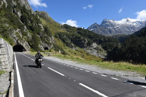El camino hacia Susten pasa por los Alpes suizos — Foto de Stock