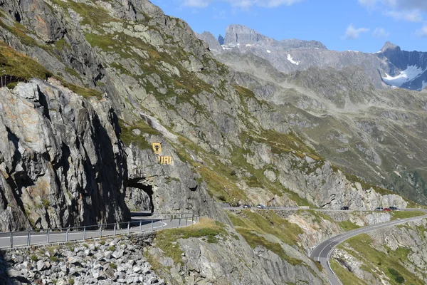 El camino hacia Susten pasa por los Alpes suizos — Foto de Stock