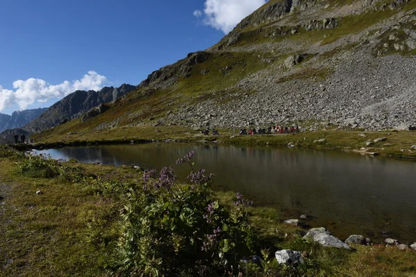 Het meer op de bovenkant van Susten pass — Stockfoto