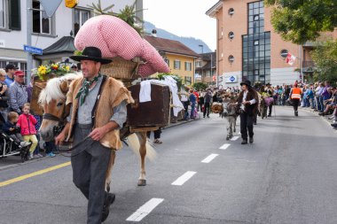 Yıllık kırsal yaylacılıktan geçit töreni Kerns