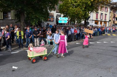 Yıllık kırsal yaylacılıktan geçit töreni Kerns