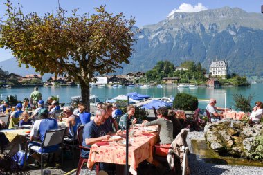Bir Iseltwald Restoran üzerinde içme ve yemek yeme insanlar