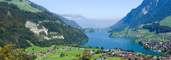 Utsikt över sjön Lungern dalen från Brunig Pass — Stockfoto
