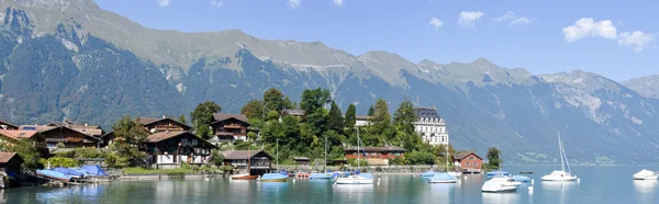 Vista en el pueblo de Iseltwald en el lago Brienz —  Fotos de Stock
