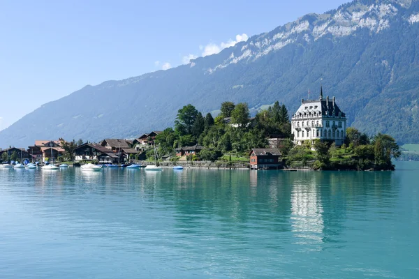 Vista en el pueblo de Iseltwald en el lago Brienz —  Fotos de Stock