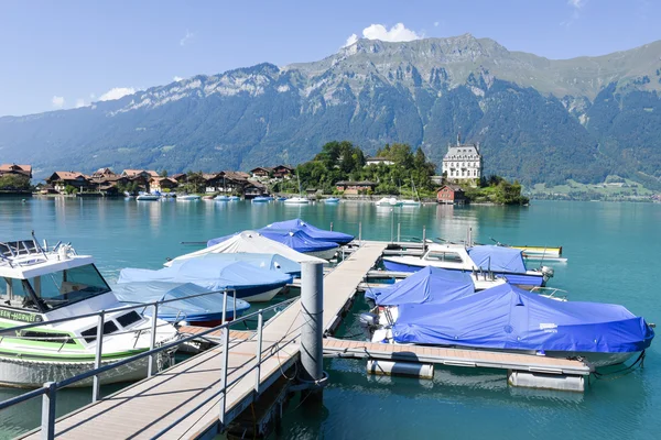 Visa på den byn av Iseltwald på sjöarna Brienz, Schweiz — Stockfoto