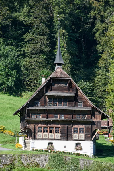 Az egy gyönyörű ház Wolfenschiessen farm vidéki megtekintése — Stock Fotó
