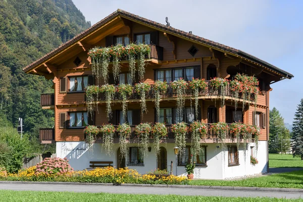 Vacker Chalet prydd med blommor på Wolfenschiessen — Stockfoto