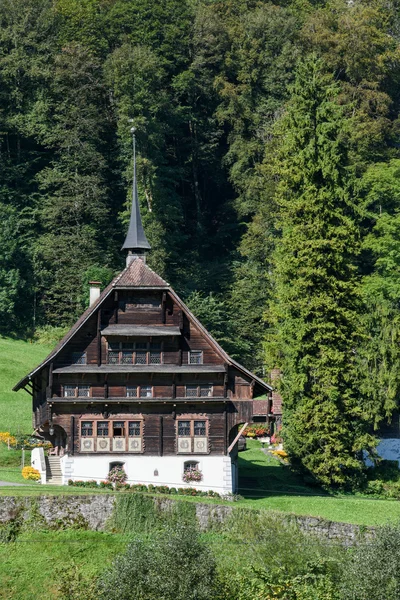 Ländlicher Blick auf einen Bauernhof mit schönem Haus am wolfenschiessen — Stockfoto