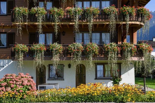 Wolfenschiessen'de çiçeklerle süslenmiş güzel dağ evi — Stok fotoğraf