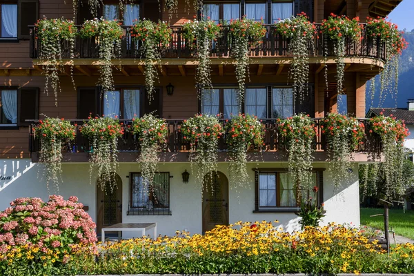 Bellissimo chalet decorato con fiori a Wolfenschiessen — Foto Stock