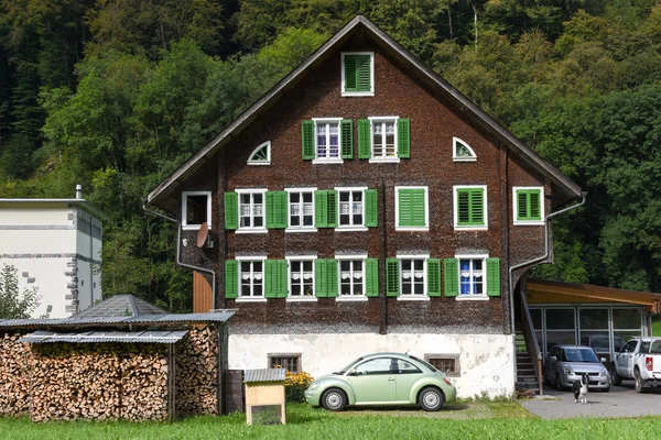 Landelijke uitzicht op een mooi huis op Grafenort — Stockfoto