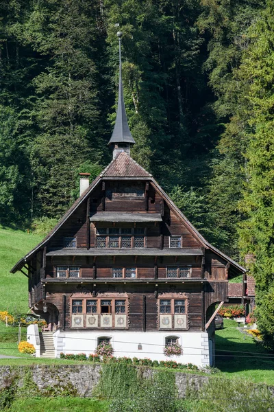Αγροτική άποψη από ένα αγρόκτημα με όμορφο σπίτι στο Wolfenschiessen — Φωτογραφία Αρχείου
