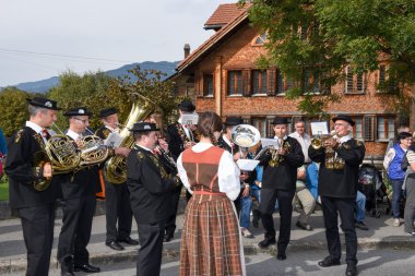 İnsanlar geleneksel kıyafetlerle ve müzik çalma  