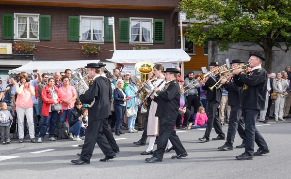 Gente usando ropa tradicional y cantando en un desfile en Kerns — Foto de Stock