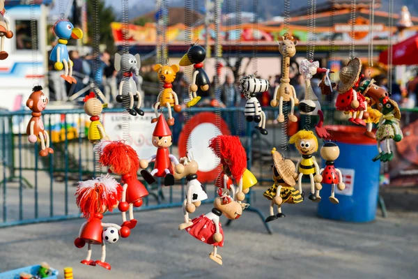 Марионетки, висящие на рынке сельского праздника — стоковое фото