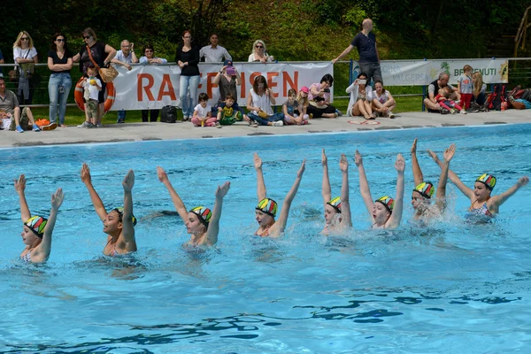 Senkronize yüzme pratik bir havuzda kız grubu — Stok fotoğraf