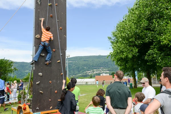 Versuch eines Kindes, eine Wand zu erklimmen — Stockfoto