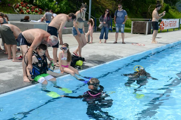 Crianças descobrem mergulho em uma piscina — Fotografia de Stock