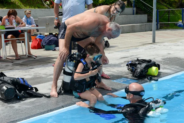 Kinderen ontdekken Scuba duiken van een zwembad — Stockfoto