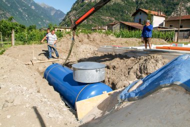 İşçi yere gaz havuzdan al