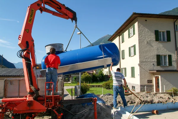 Arbeiter holen Gas aus dem Erdtank — Stockfoto