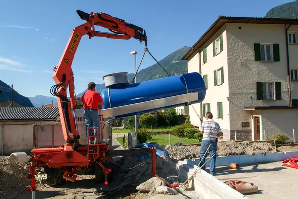 Arbeiter holen Gas aus dem Erdtank — Stockfoto