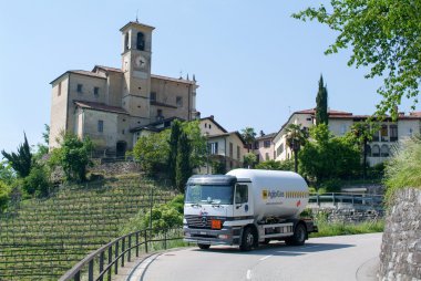Malcantone Valley yolda gaz kamyonu 