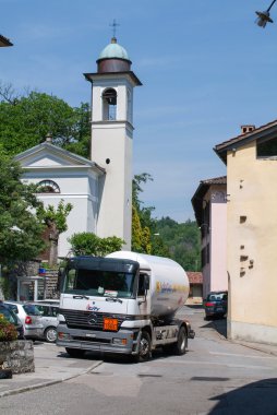 Malcantone Valley yolda gaz kamyonu 