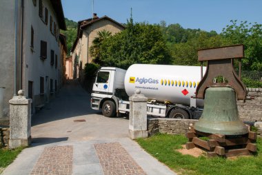 Malcantone Valley yolda gaz kamyonu 