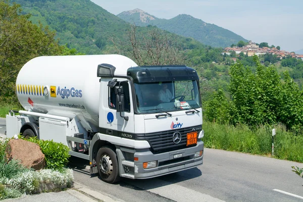 Camion a gas sulla strada nella valle di Malcantone — Foto Stock