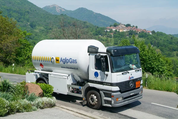 Camion a gas sulla strada nella valle di Malcantone — Foto Stock