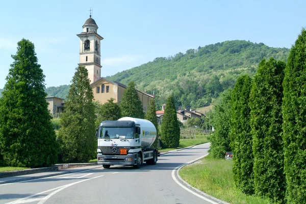 Ciężarówek gaz na szlaku w dolinie Malcantone — Zdjęcie stockowe