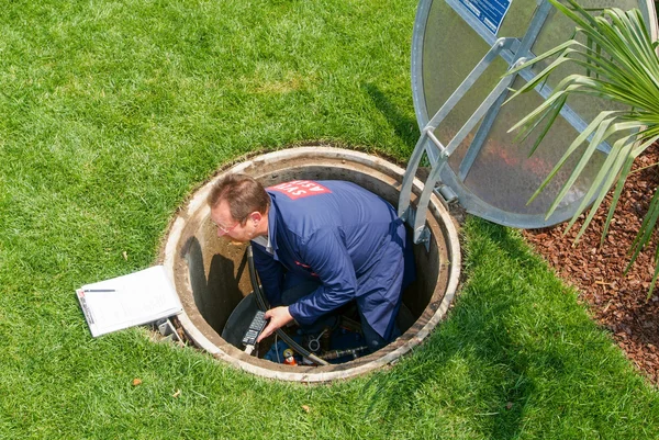 Technicien effectuant la maintenance dans un réservoir de gaz — Photo